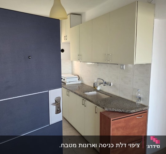 מטבח עם ארונות ודלת כחולה